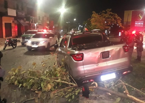 Homem é executado dentro de carro ao sair de arraial com esposa e filhos em Manaus