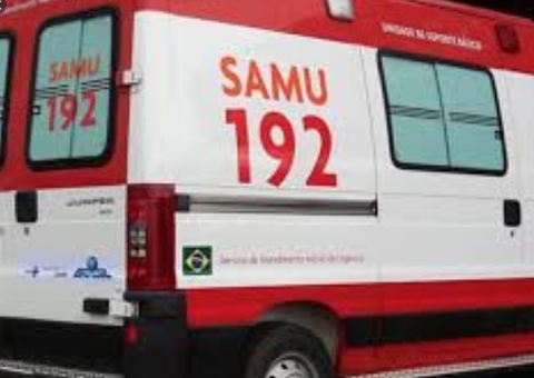 Mulher morre e motorista fica ferido após carro colidir em poste de Manaus 