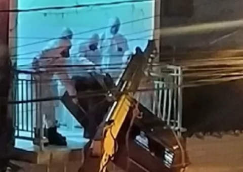 Corpo de homem com covid-19 é retirado por varanda com ajuda de guindaste