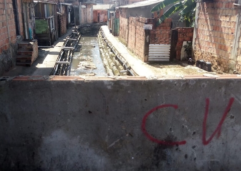 Sem cabeça, corpo de homem é encontrado boiando em igarapé de Manaus 