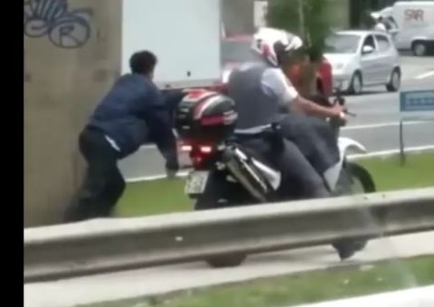 Vídeo: Homem é obrigado a correr algemado a moto da PM