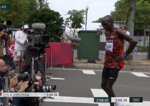Queniano Kipchoge se torna bicampeão olímpico com ouro na maratona