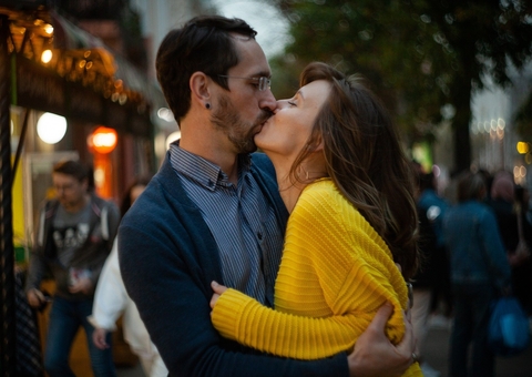 Beijar pode trazer essas três consequências para a sua saúde oral