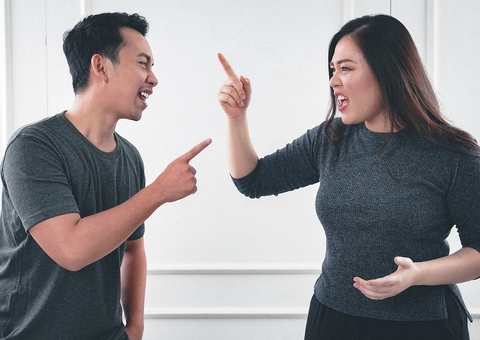 Homem bêbado fica preso em janela de ex e quase morre