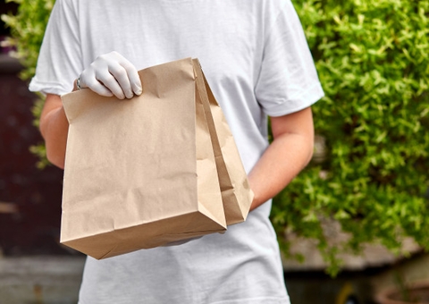 Jovem é baleado enquanto recebia lanche na porta de casa em Manaus