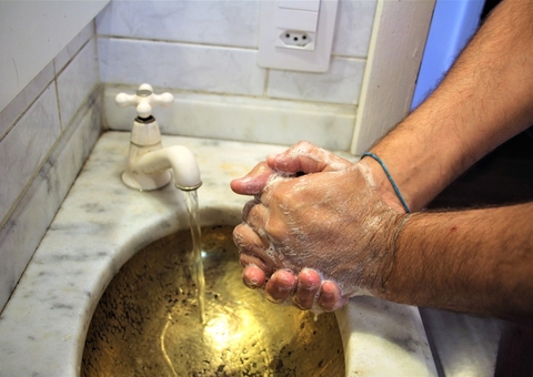 Você ainda lava as mãos com frequência? Entenda por que hábito previne doenças