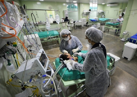 A cada 10 mortes de Covid, 3 são de jovens e adultos; taxa aumenta para 35%