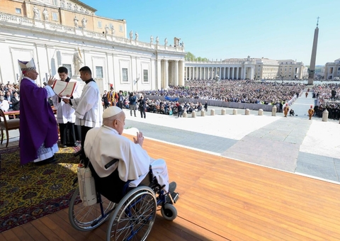 Papa aparece de surpresa durante missa e pede oração por enfermos