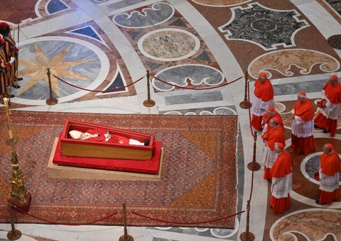 Fiéis se despedem do papa Francisco em velório aberto na Basílica de São Pedro