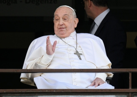 Após quase 40 dias de internação, papa Francisco deixa hospital em Roma