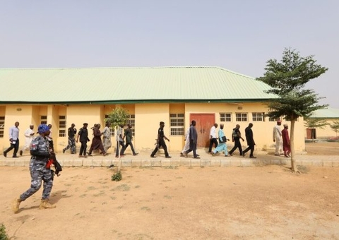 Criminosos armados invadem escola e sequestram 140 alunos na Nigéria
