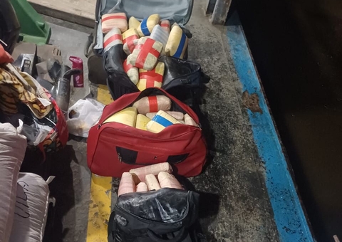 Passageira e tripulantes são presos suspeitos de esconder 90 kg de drogas em barco em Manaus