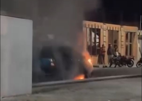 Carro pega fogo no meio de avenida em Nhamundá
