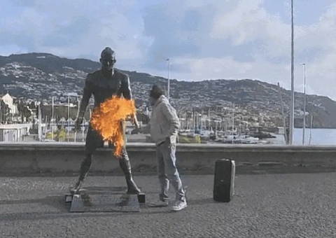 Homem incendeia estátua de Cristiano Ronaldo e divulga vídeo na internet