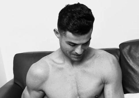 Cristiano Ronaldo posa com filha recém-nascida após morte de gêmeo