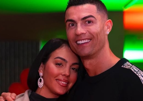 Cristiano Ronaldo pede Georgina Rodríguez em casamento com anel de diamante gigantesco