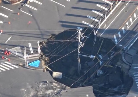 Idoso está há três dias preso em caminhão que caiu em cratera