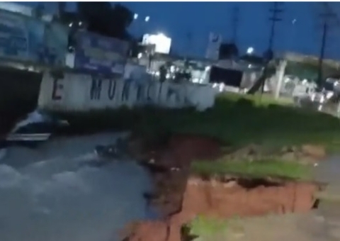 Barranco cede e forma cratera na avenida Torquato Tapajós em Manaus