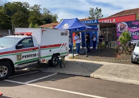 Pais encontram corpo de filha durante buscas após chacina em creche em SC