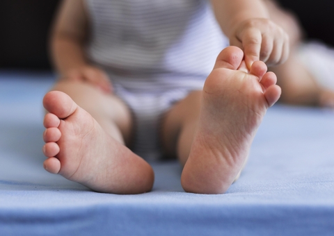 Mãe sai de casa e abandona filha doente e outras duas crianças no Cidade de Deus