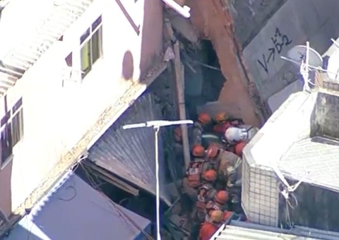 Criança é achada morta após prédio desabar sobre famílias no Rio de Janeiro