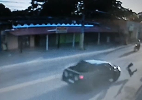 Menino vai parar debaixo de caminhão após ser atropelado por carro de abrigo em Manaus