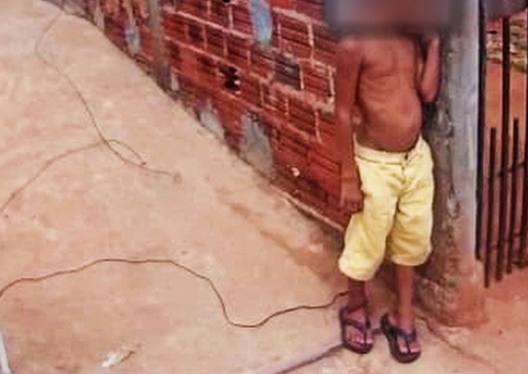 Com marcas de agressão, criança de 6 anos é encontrada amarrada em quintal