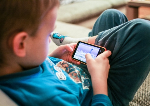 Lei de Roberto Cidade quer regular uso excessivo de redes sociais para crianças no Amazonas