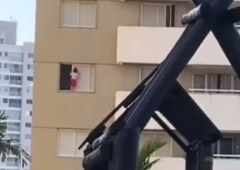 Perigo! Criança é flagrada andando em janela de apartamento; Veja vídeo