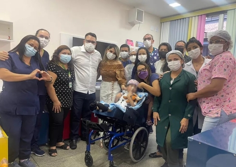 Criança torturada pelo pai e madrasta recebe alta após mais de 2 meses internada em Manaus