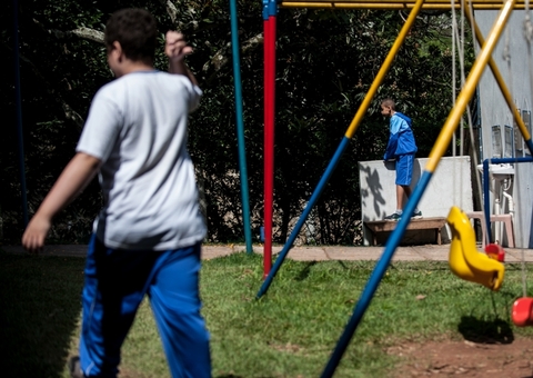 Criança com autismo garante direito a um mediador na escola no Amazonas
