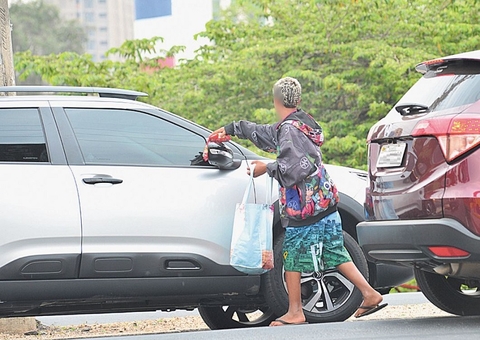 Crianças estariam sendo 'alugadas' para pedir dinheiro em semáforos de Manaus