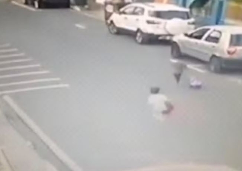 Crianças de 3 anos fogem correndo de creche e são encontradas em casa; vídeo