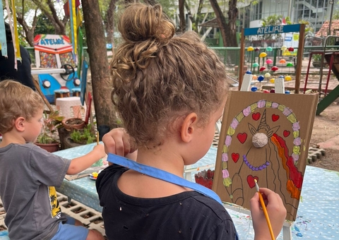 AteliRê tem atividades de pintura e colagens para crianças de 3 a 12 anos; veja programação