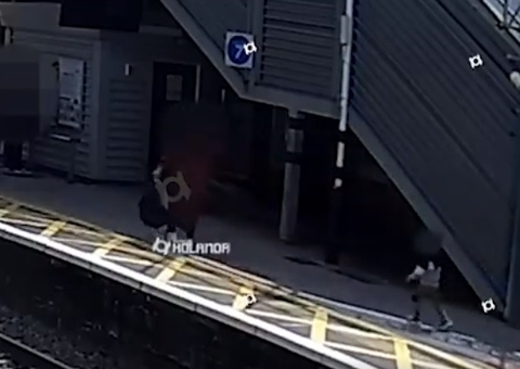 Criança de 3 anos cai nos trilhos e é salva segundos antes do trem chegar; vídeo