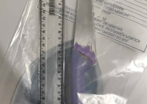 Adolescente mata namorado da mãe com facada no pescoço