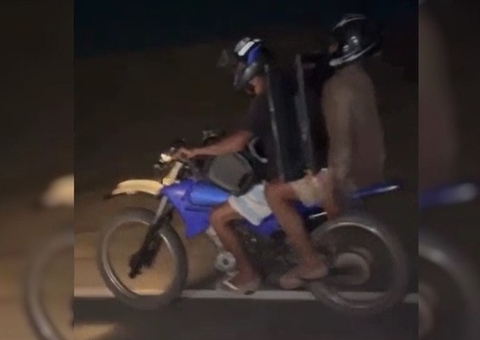 Assaltantes caem de moto durante fuga com TVs roubadas; vídeo