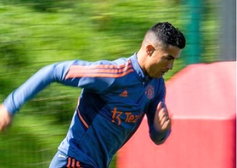 Manchester United afasta Cristiano Ronaldo de clássico após 'abandono' em jogo