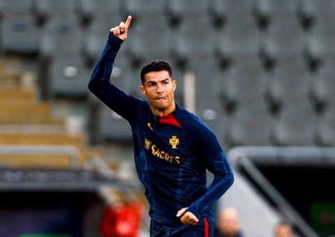 Técnico do United diz que CR7 se recusou a entrar antes de 'abandonar' jogo