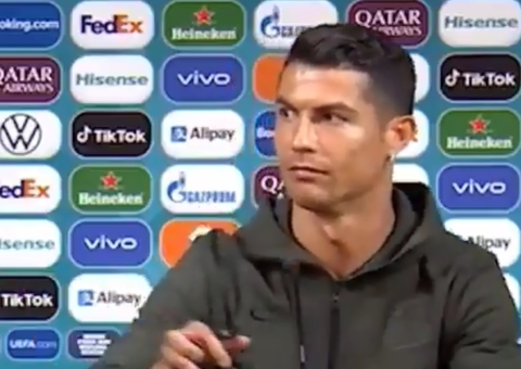 Cristiano Ronaldo recomenda beber água e faz Coca-Cola perder R$ 13 bilhões