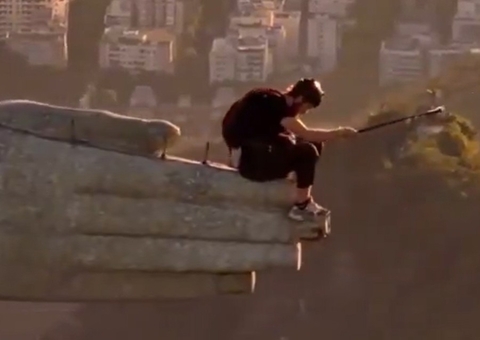 Em cena desesperadora, homem invade Cristo Redentor e pula de paraquedas