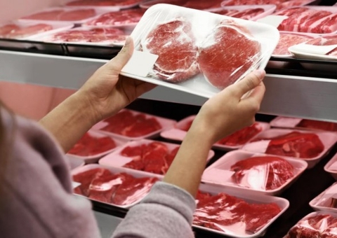 Mercado faz cliente pagar carne no caixa e depois voltar pra pegar produto no açougue
