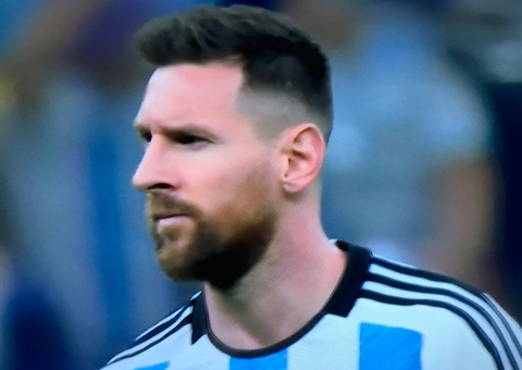 Lateral francês alfineta Messi antes de final da Copa: 'Não nos assusta'