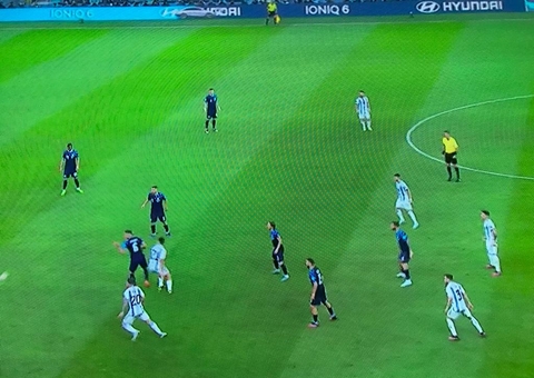 Chutes e gols de fora da área são exceção na Copa do Catar