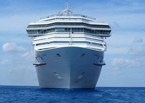 Passageira morre e quatro ficam feridos após onda gigante atingir navio de cruzeiro