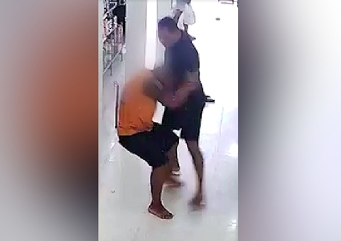 Armado, policial à paisana agride vendedor indígena em loja no Amazonas; vídeo