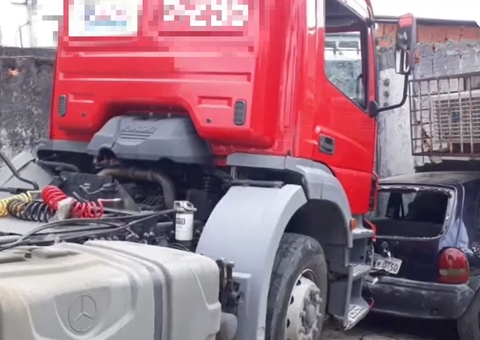 Após ser atingido por caminhão, carro invade quarto onde crianças dormiam em Manaus