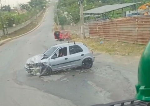 Carro fica destruído em acidente na AM-010; veja vídeo