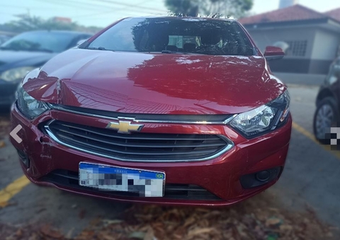 Dupla foge após roubar e bater carro durante perseguição em Manaus