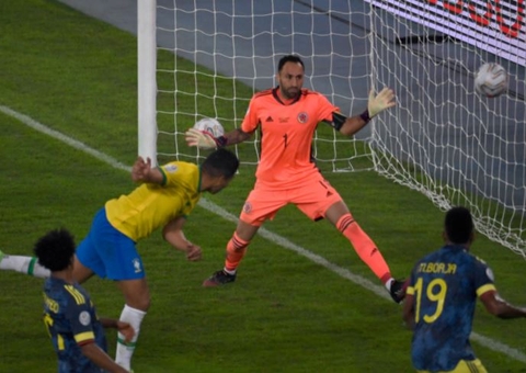 Brasil vence Colômbia no fim em duelo com gol polêmico